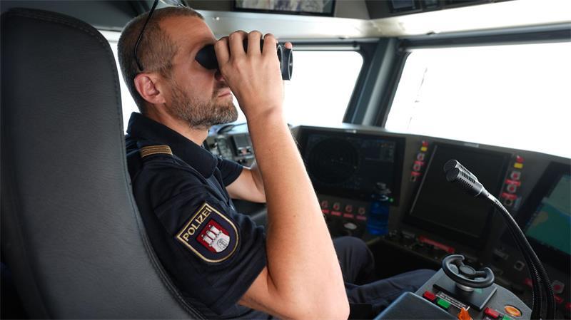 Das Revier der Wasserschutzpolizei reicht über Stade bis in die Nordsee Auf Streifenfahrt geht es um die Überwachung der Schifffahrtsregeln in der Elbmündung. (Archivbild)