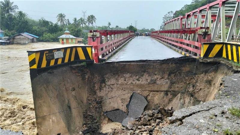 Auf Sumatra wurden Brücken durch die Wucht der Wassermassen schwer beschädigt.