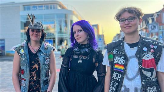 Auf Sylt wollen diese drei Punks am Protestcamp teilnehmen.