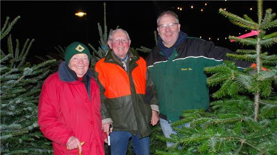 Auf Tannenbäume spezialisiert: Margret und Günther Poppe mit Sohn Henning.