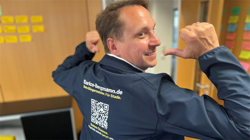 Auf Wahlkampf getrimmt: die Jacke mit Webadresse und QR-Code.