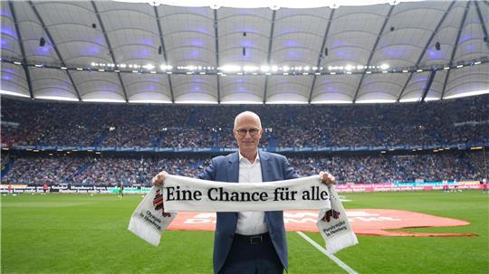 Auf Werbetour: Hamburgs Erster Bürgermeister Peter Tschentscher (SPD) vor dem Spiel des HSV gegen den SC Freiburg. 