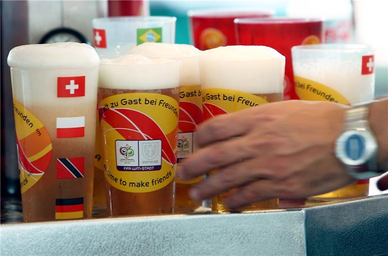 Kein Bier auf Tribüne bei Fußball-WM in Katar Auf alkoholhaltiges Bier werden Fans im Stadion bei der kommenden WM verzichten müssen. Foto (Archiv): Franz-Peter Tschauner/dpa