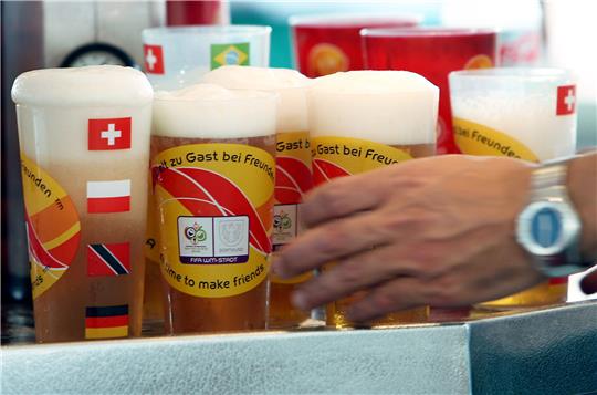 Auf alkoholhaltiges Bier werden Fans im Stadion bei der kommenden WM verzichten müssen. Foto (Archiv): Franz-Peter Tschauner/dpa