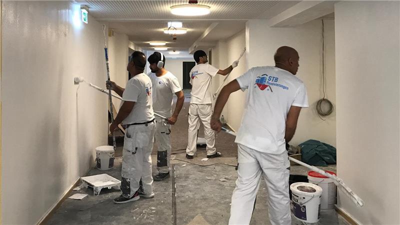 Auf allen Fluren wird gemalt, gespachtelt und geschraubt.