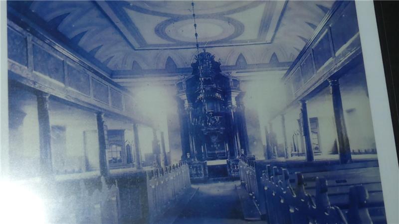 Auf alten Fotografien ist zu erkennen, dass unter der aktuellen hellen Deckenfarbe noch historische Muster und Malereien verborgen sein dürften.