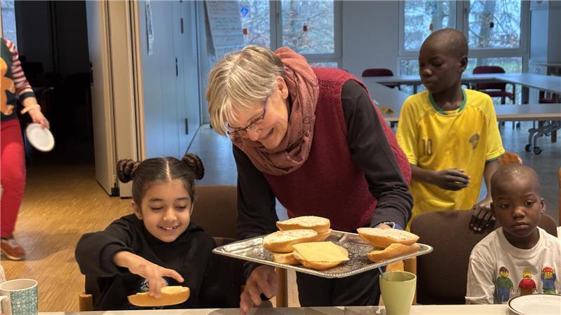 Auf das Frühstück freuen sich alle. Firghan mag gerne Käsebrötchen.