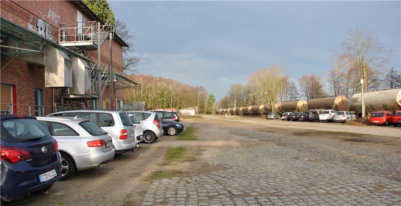 Auf dem 1,9 Hektar großen Gelände am Dollerner Bahnhof zwischen der stillgelegten Nussfabrik (links) und der Bahnstrecke (rechts) soll ein neues Wohngebiet entstehen. Für die Pendler-Autos sind „Park+Ride“-Stellplätze beidseitig der Straße 