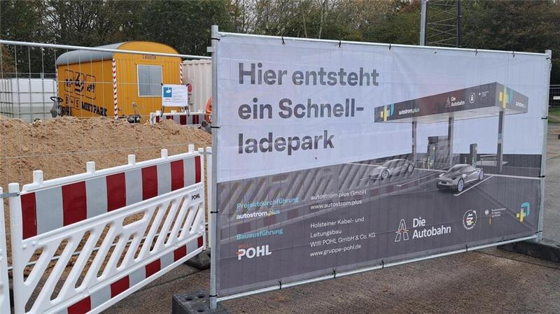 Baustellen und kein Ende: Wie geht es auf der A27 in Zukunft weiter? Auf dem A27-Parkplatz Midlum Richtung Bremen wird ein Schnellladepark gebaut.