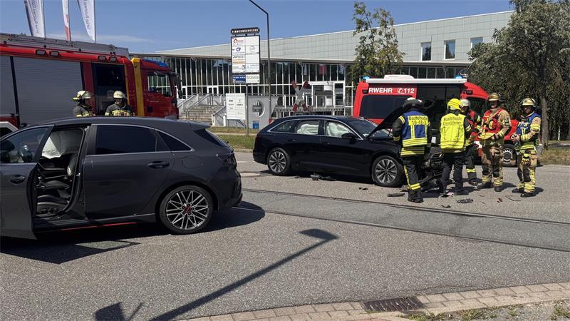 Auf dem Alten Postweg in Buxtehude sind zwei Autos zusammengestoßen.