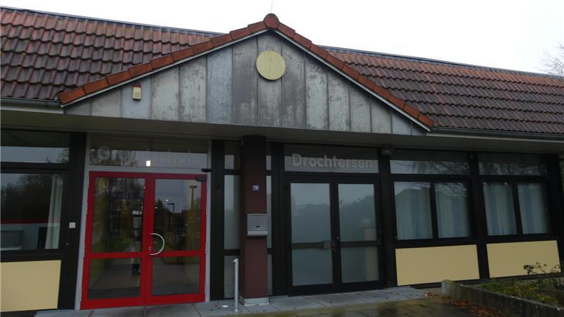 Auf dem Areal der Grundschule Drochtersen ist Platz genug: Im hinteren Bereich soll der Neubau entstehen, der dann räumlich den Anforderungen des Ganztagsbetriebs genügt.