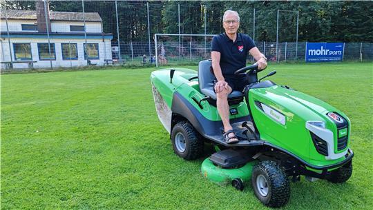 Auf dem Aufsitzrasenmäher fühlt er sich wohl: Karl-Heinz Basedahl ist als Platzwart für den SV Agathenburg/Dollern in Aktion.