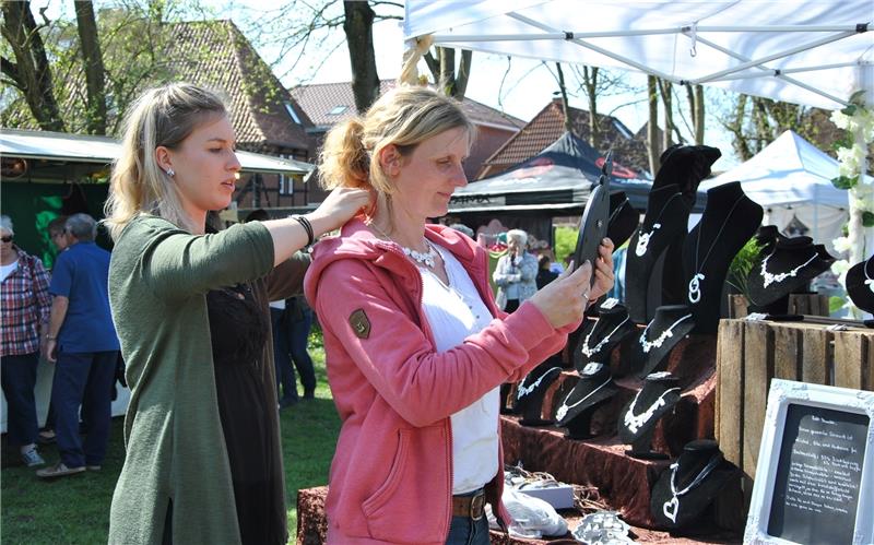 Auf dem Außengelände : Von Janice Kämpfer lässt sich Mareike Caro beim Kauf einer silbernen Kette beraten.