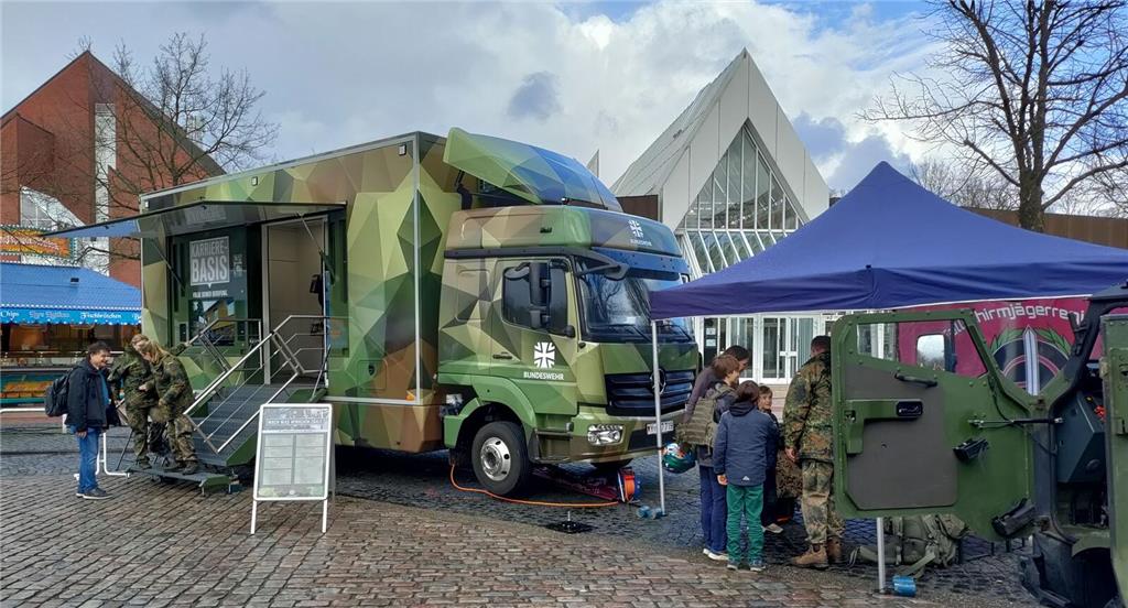 Auf dem Außengelände: die „Karriere-Basis“ der Bundeswehr.