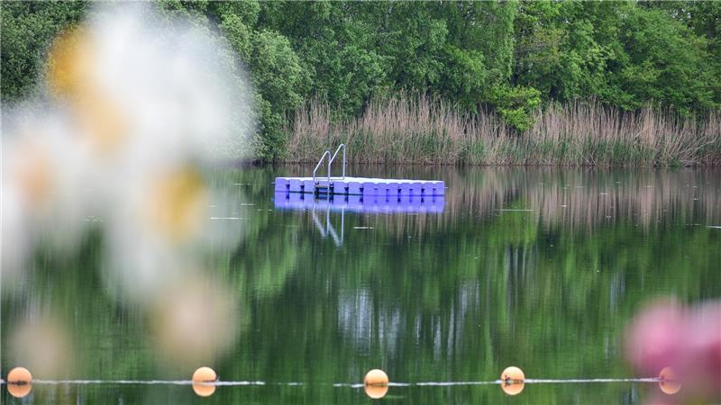 Am Badesee in Fredenbeck tut sich was: Neugestaltung und neue Preise Auf dem Badesee Fredenbeck schwimmt eine neue Badeinsel.