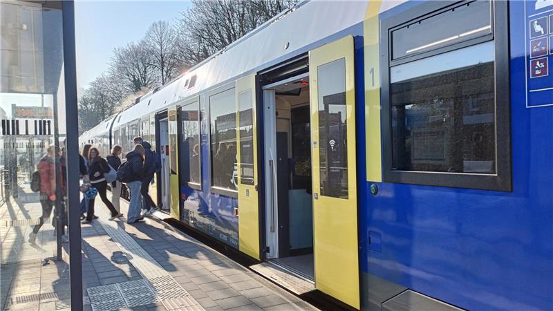 Bahnhofs-Check Harsefeld: Gutes Image mit kleinen Makeln Auf dem Bahnsteig Richtung Buxtehude gibt es an diesem Morgen wesentlich mehr Fahrgäste als auf dem Richtung Bremervörde.