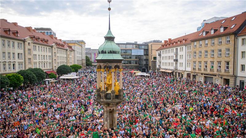 Auf dem Balkon des Rathauses feiert die Mannschaft des SC Magdeburg den Sieg im Finale der Handball-Champions-League.