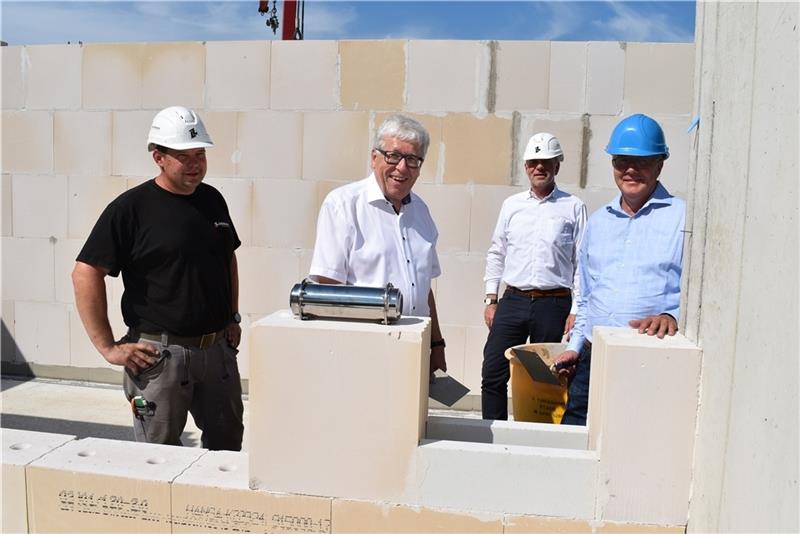 Auf dem Bau: Polier Marc Vagt, Vize-Bürgermeister Dirk Thobaben (CDU), Lindemann-Projektentwickler Klaus Detje und Architekt Gerd Wichers bei der Grundsteinlegung für 32 Wohnungen in Siebenhöfen . Foto: Vasel