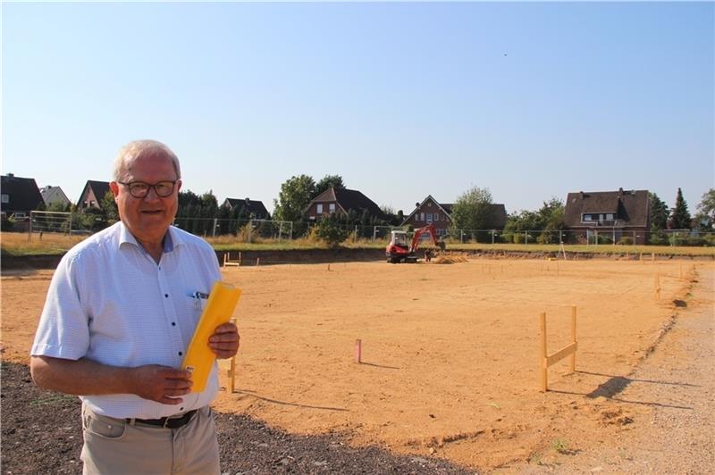 Auf dem Baufeld an der Hauptstraße rollen jetzt die Bagger, das Baufeld ist schon planiert: Sauensieks Bürgermeister Rolf Suhr freut sich, dass es jetzt endlich losgehen kann mit dem Bau des kleinen Nahversorgungszentrums für Sauensiek. Fot