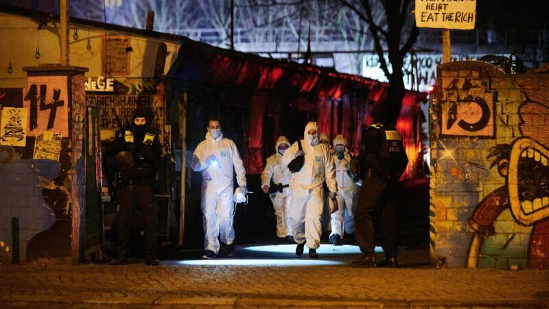 Polizei durchsucht bei RAF-Fahndung Wagenburg und Wohnung Auf dem Bauwagengelände sind nach LKA-Angaben zehn Menschen angetroffen und vorläufig festgehalten worden.