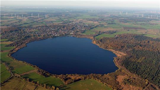 Auf dem Bederkesaer See im Landkreis Cuxhaven ist ein Mann mit seiner Jolle verunglückt.