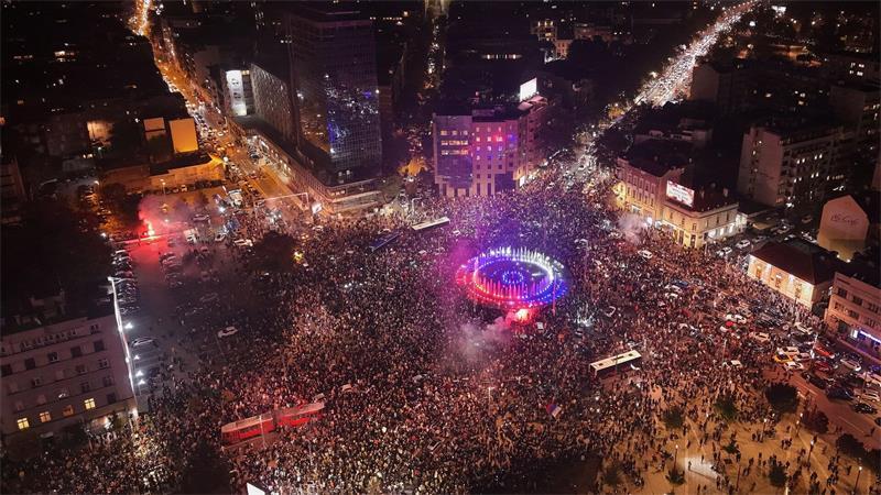 Auf dem Belgrader Slavija-Platz feierten die Menschen Vucics Wahlniederlage. 