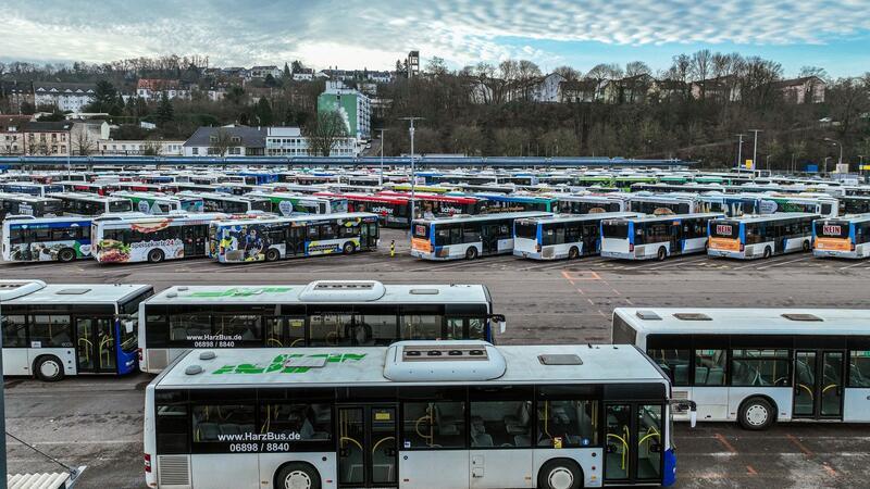 Verdi legt ÖPNV für bessere Arbeitsbedingungen lahm Auf dem Betriebshof der Saarbahn GmbH stehen die meisten Busse auf dem Stellplatz.
