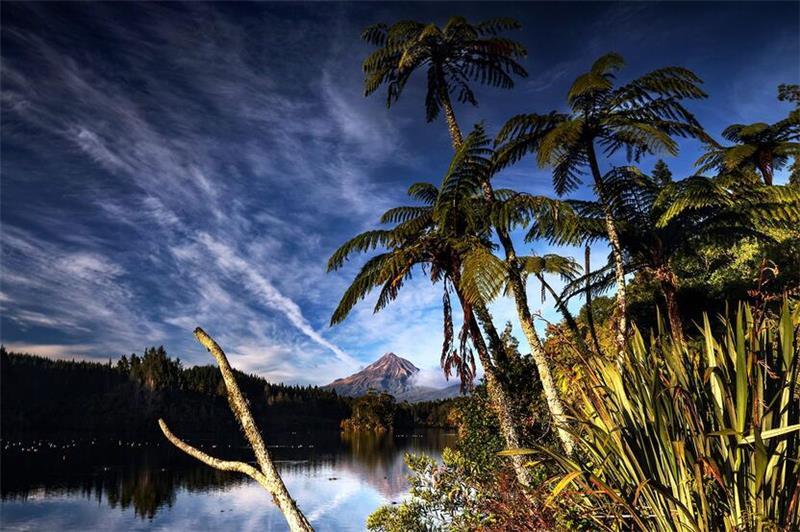 Island und Neuseeland: Roland Marske zeigt neue Multi-Visions-Shows Auf dem Bild aus der Neuseeland-Reihe sind der See Lake Mangamahoe und der Berg Mount Taranaki zu sehen.