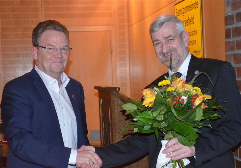 Auf dem Bild gratuliert der stellvertretende Bürgermeister Hans-Joachim Panel (links), der vorübergehend in den vergangenen Wochen die Geschäfte leitete, dem neuen Bürgermeister Harald Koetzing zur Wahl. 
