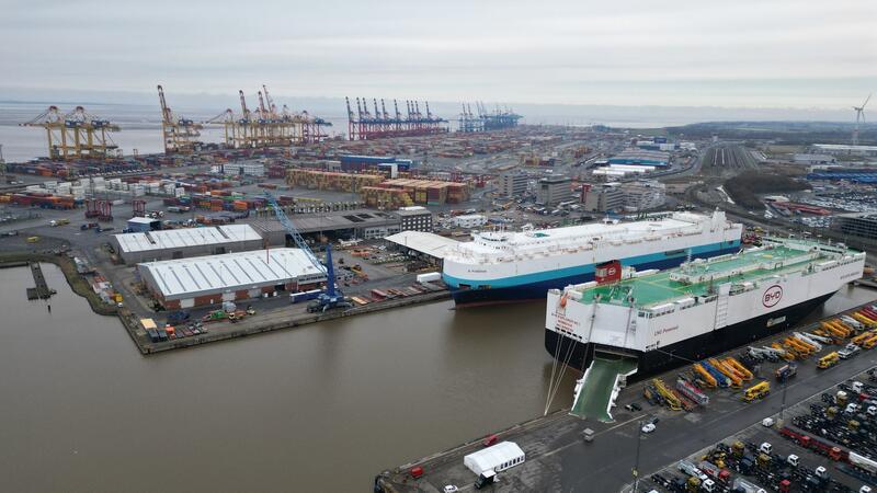Fünf Millionen Euro für Bremer Strategie zu digitalen Häfen Auf dem Bild ist das Autoterminal in Bremerhaven zu sehen, im Hintergrund stehen Kräne des Containerterminals.