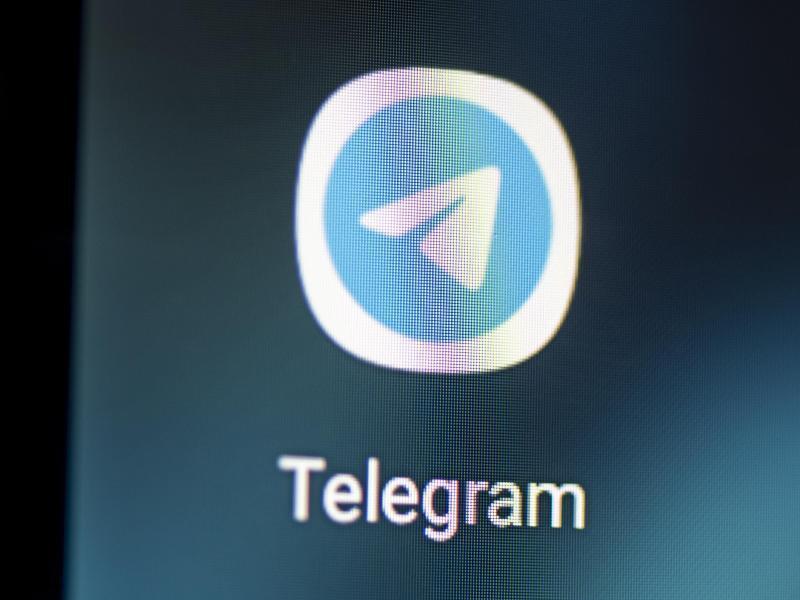Auf dem Bildschirm eines Smartphones sieht man das Logo der Messenger App Telegram. Foto: Fabian Sommer/dpa