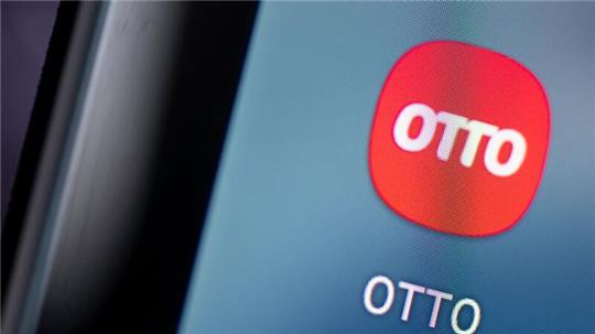 Auf dem Bildschirm eines Smartphones sieht man das Logo der App des Onlinehändlers Otto.