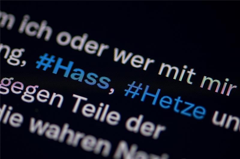 Mehr Arbeit für Zentralstelle Hasskriminalität - Personal aufgestockt Auf dem Bildschirm eines Smartphones sieht man die Hashtags Hass und Hetze in einem Twitter-Post. Foto: Fabian Sommer/dpa