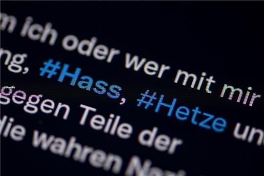 Auf dem Bildschirm eines Smartphones sieht man die Hashtags Hass und Hetze in einem Twitter-Post. Foto: Fabian Sommer/dpa