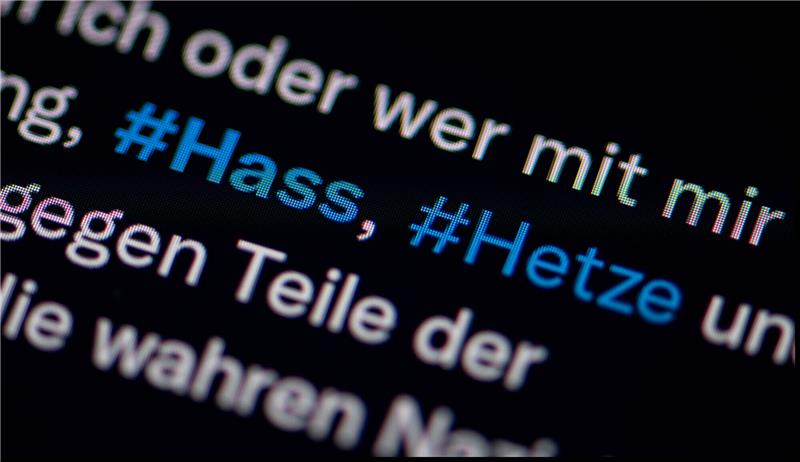 Mit einem Klick gegen Hass im Netz - Hamburg schaltet Portal frei Auf dem Bildschirm eines Smartphones sieht man die Hashtags Hass und Hetze in einem Twitter-Post. Foto: Fabian Sommer/dpa