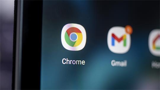 Auf dem Bildschirm sieht man das Logo der App Chrome.