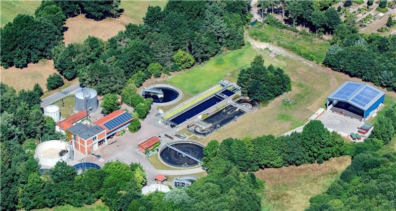Auf dem Bürodach ist seit 2012 eine Photovoltaikanlage installiert. Zur Straße hin stehen Faulturm und Gasbehälter. Mit dem Biogas werden Blockheizkraftwerke betrieben, die Strom erzeugen. Foto: Harsefeld/Martin Elsen