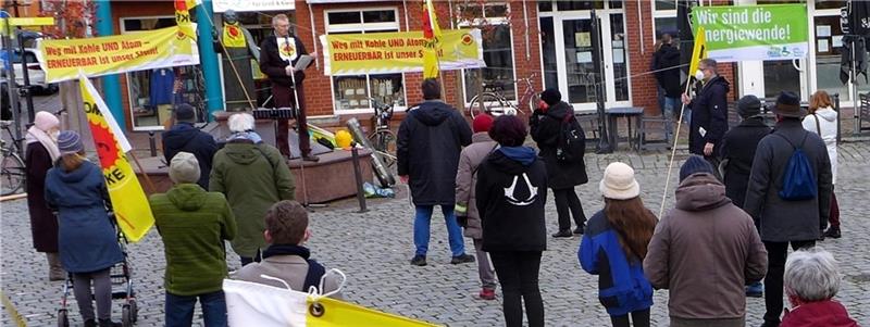 Auf dem Buxtehuder Petriplatz haben sich am Wochenende erneut etwa 50 Teilnehmer einer Mahnwache für den weltweiten Atomausstieg eingefunden. Foto: Wisser