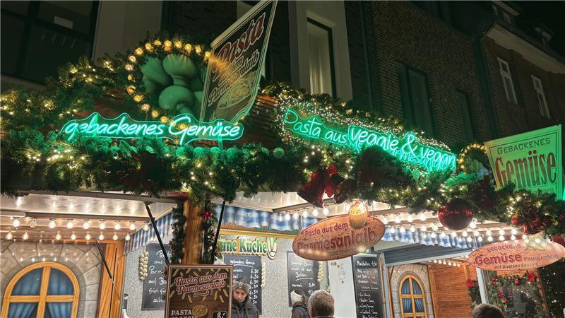 Winterwald und Öko-Klos: Der Buxtehuder Weihnachtsmarkt im TAGEBLATT-Check Auf dem Buxtehuder Weihnachtsmarkt werden auch vegetarische und vegane Gerichte verkauft.