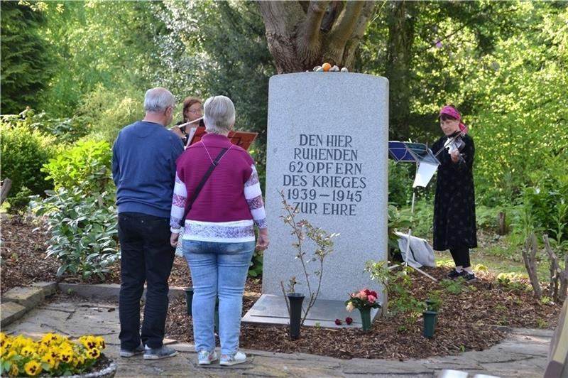 Auf dem Camper Friedhof gedachten am Freitagabend 25 Menschen den Opfern des Nationalsozialismus. Foto: Helfferich