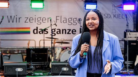 Auf dem Christopher-Street-Day (CSD) in Lübeck hat Touré ihre Solidarität mit der queeren Community bekräftigt. (Archivbild)
