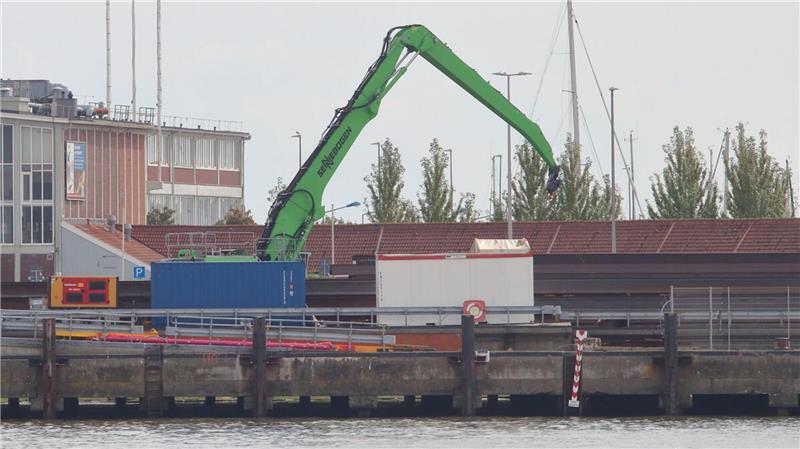 Von Kranladung erschlagen: Polizei prüft Fremdverschulden Auf dem Cuxhavener Lübbertkai ist es am Montag bei Kranarbeiten zu einem tödlichen Unfall gekommen.