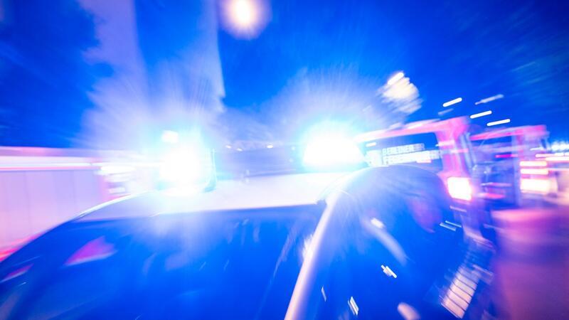 Auf dem Dach eines Einsatzfahrzeugs der Feuerwehr ist ein Blaulicht zu sehen.