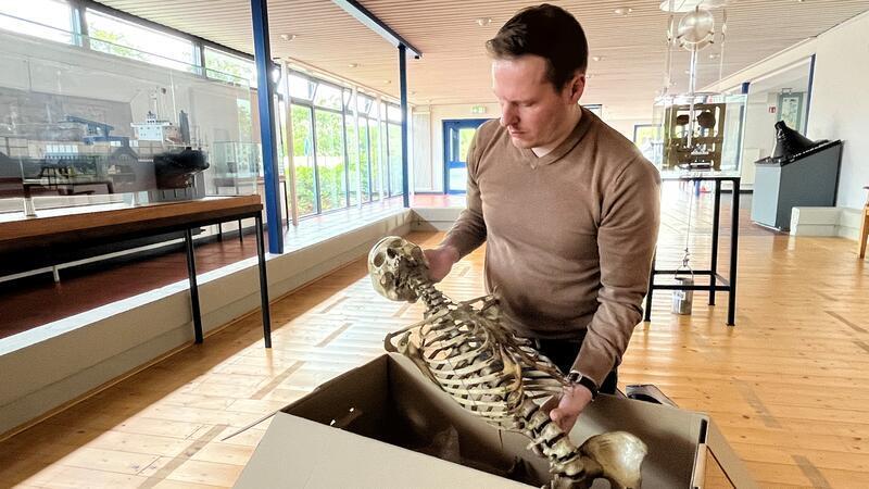 Auf dem Dachboden der Alten Seefahrtschule entdeckt: Dr. Sebastian Ipach bettet das Skelett einer jungen Frau aus dem 19. Jahrhundert im Ausstellungsraum des Hauses der Maritimen Landschaft in einen Karton.