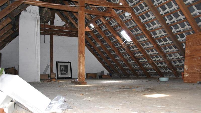 Missbrauch von Kindern in Elsdorf: Ein Opfer erzählt Erschreckendes Auf dem Dachboden im Elsdorfer Pfarrhaus wurden Kartons mit brisanten Briefen von Heimkindern gefunden. Die Aufarbeitung der Akten beginnt im Januar 2026. Der Fund umfasst mehrere Tausend Seiten.