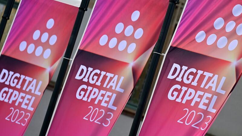 Bundesregierung will „vernünftige“ KI-Regulierung Auf dem Digital-Gipfel der Bundesregierung diskutieren rund 1000 Teilnehmer aus Politik, Wirtschaft, Wissenschaft und der Zivilgesellschaft über eine Umsetzung der digitalen Transformation.