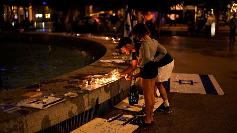 Auf dem Dizengoff-Platz in Tel Aviv wir der Opfer der Hamas-Anschläge gedacht.