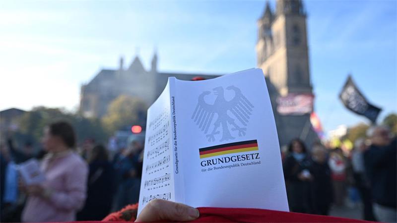 AfD stellt Landtagspräsidenten - Brandmauer bröckelig? Auf dem Domplatz direkt vor dem Landtag wurde das Grundgesetz verlesen.
