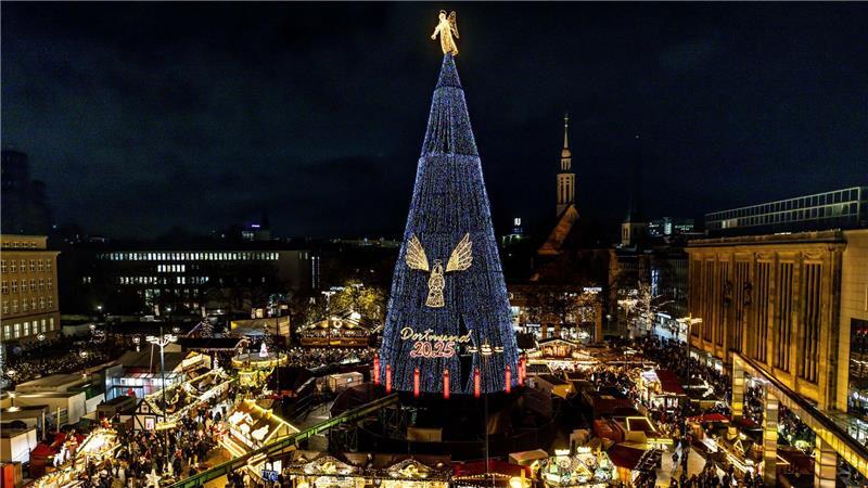 Auf dem Dortmunder Weihnachtsmarkt wird die Beleuchtung des riesigen Weihnachtsbaums mit 140.000 LEDs angeschaltet.