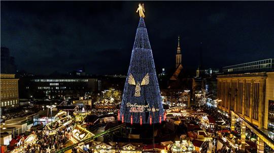 Auf dem Dortmunder Weihnachtsmarkt wird die Beleuchtung des riesigen Weihnachtsbaums mit 140.000 LEDs angeschaltet.